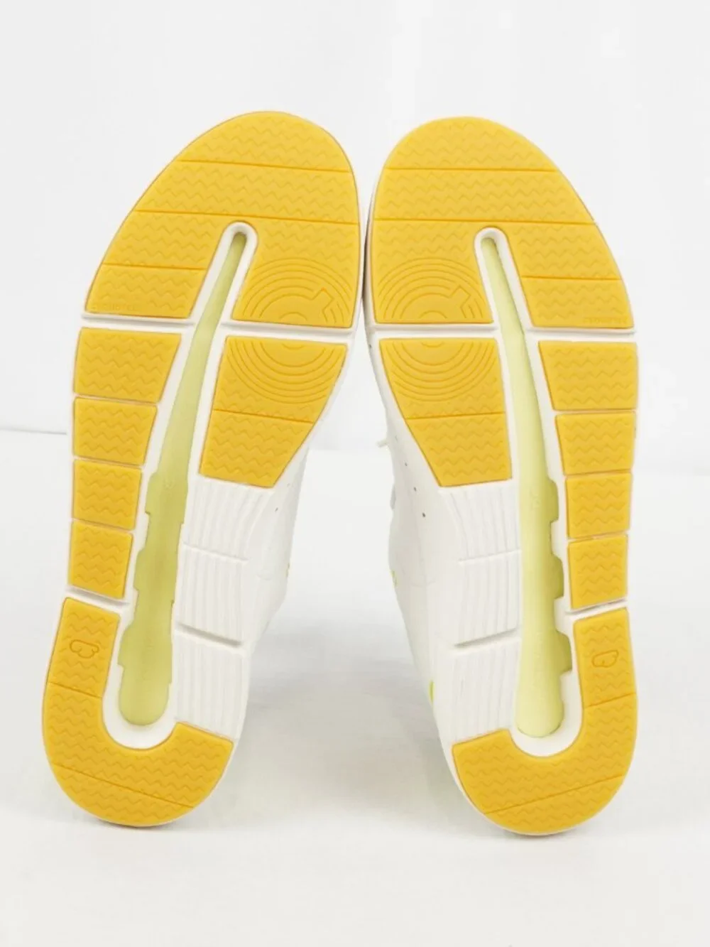ON THE ROGER Centre Court Sneakers In White/Limelight - Women's Size 9 - NEW